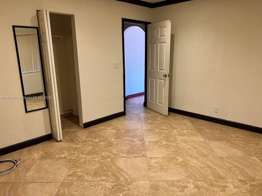 Empty room, Interior