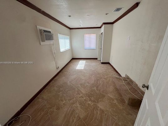 Empty room, Interior