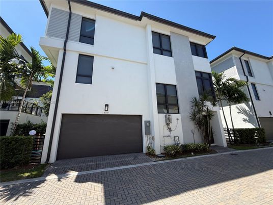 Attached, Exterior, Facade, Modern