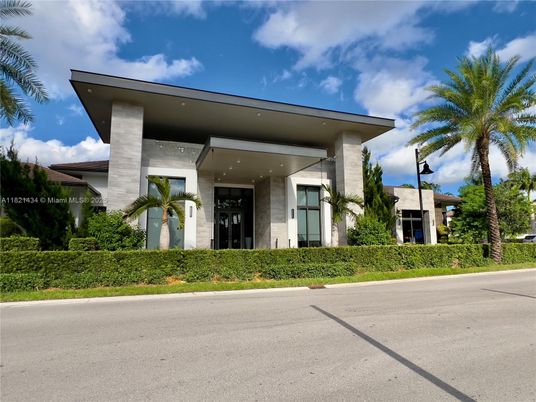 Exterior, Facade, Modern