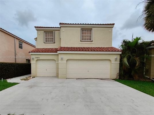 Attached, Exterior, Facade, Mediterranean