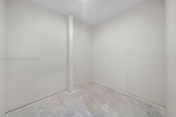 Empty room, Interior