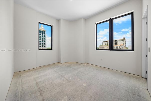 Empty room, Interior