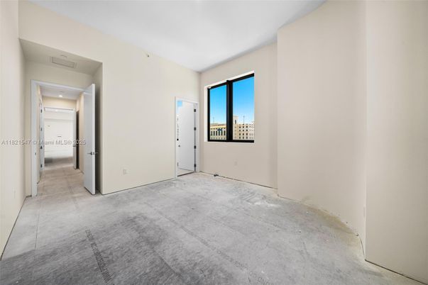Empty room, Interior