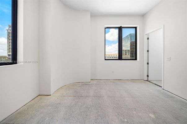 Empty room, Interior