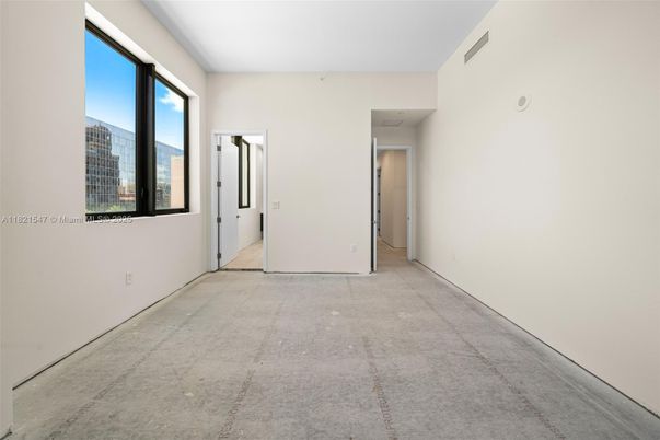 Empty room, Interior