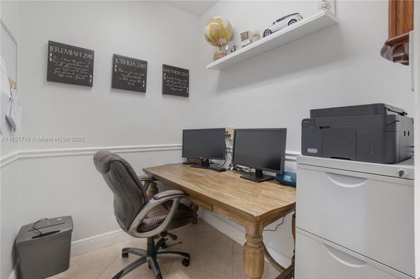 Home Office, Interior
