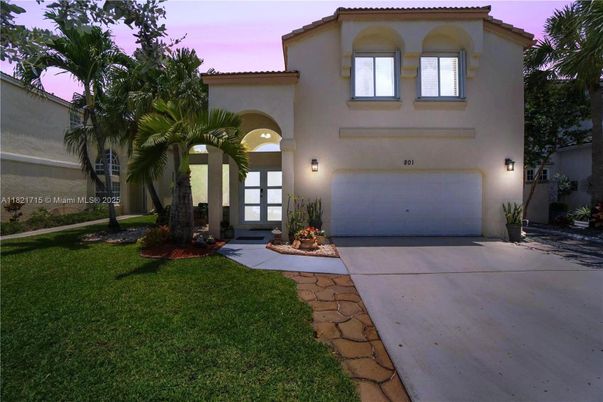 Attached, Exterior, Facade, Mediterranean