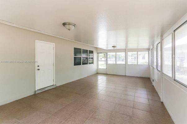 Empty room, Interior