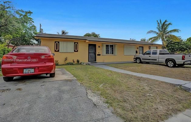 Exterior, Facade, Ranch