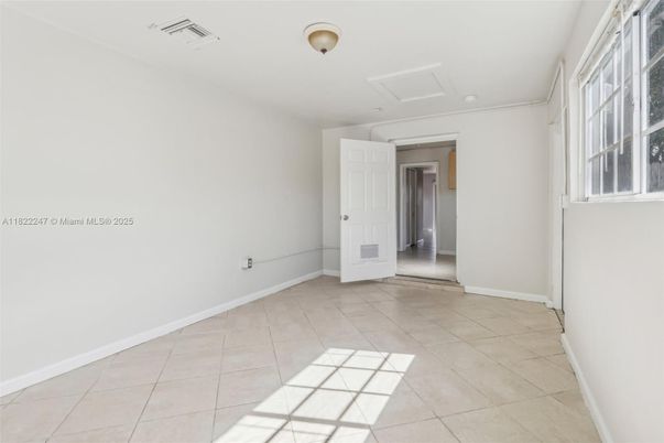 Empty room, Interior