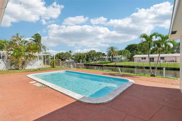 Exterior, Pool