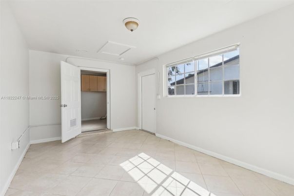 Empty room, Interior