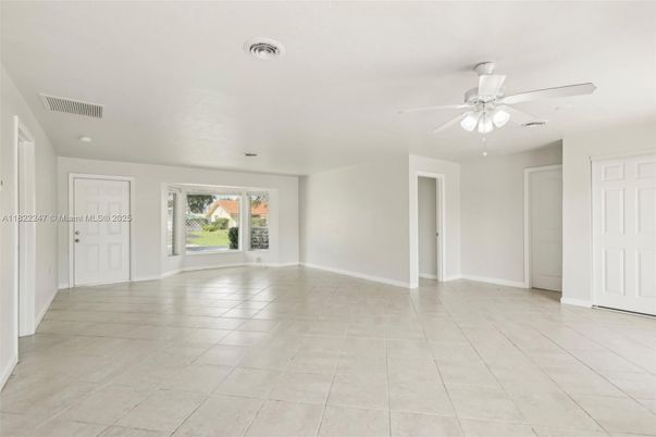 Empty room, Interior