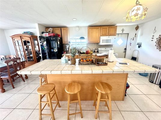 Dining room, Interior, Kitchen, Recessed Lighting, Tile Countertops