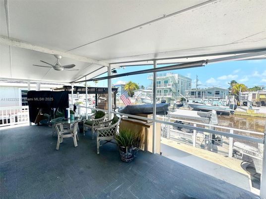 Exterior, Interior, Sun Room, Water