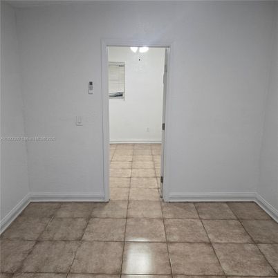 Empty room, Interior