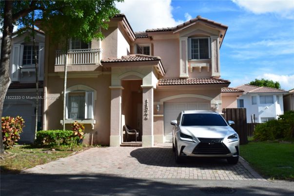 Attached, Exterior, Facade, Mediterranean