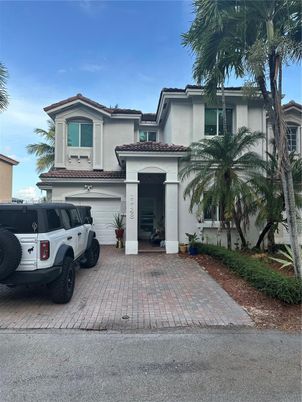 Attached, Exterior, Facade, Mediterranean