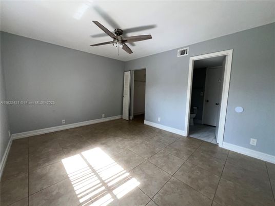 Empty room, Interior