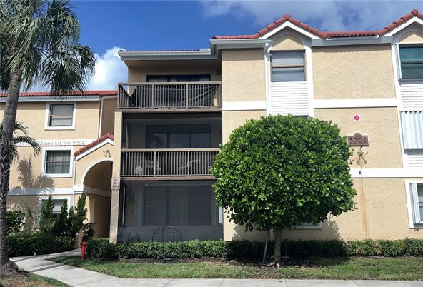 Exterior, Facade, Mediterranean