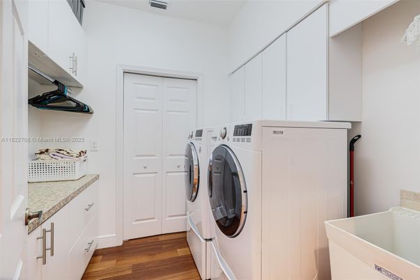 Interior, Washer, Wood Texture Flooring