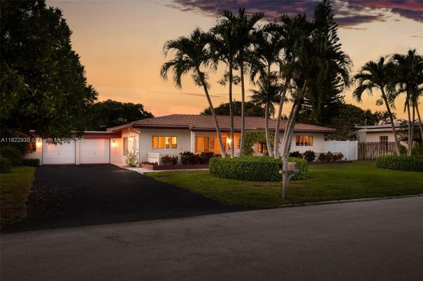 Attached, Exterior, Facade, Ranch