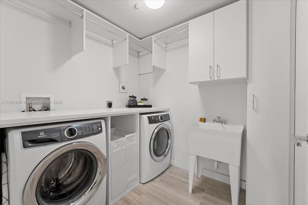 Interior, Recessed Lighting, Washer, Wood Texture Flooring