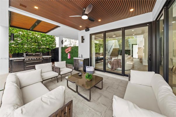 Exterior, Living room, Recessed Lighting