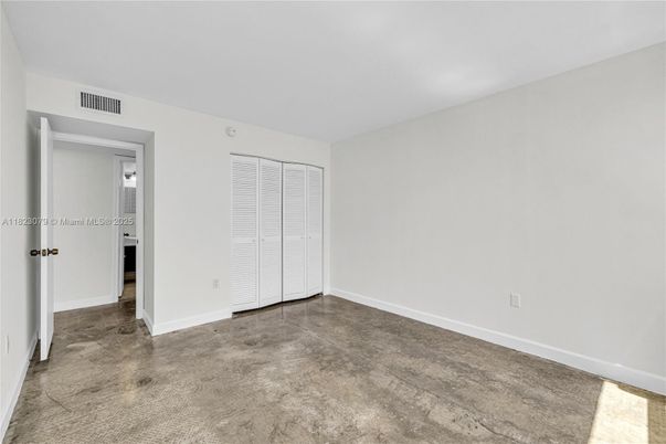 Empty room, Interior