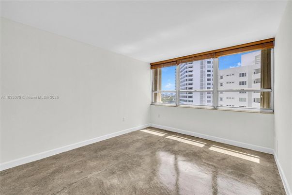 Empty room, Interior