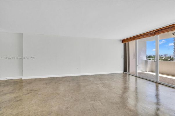 Empty room, Interior