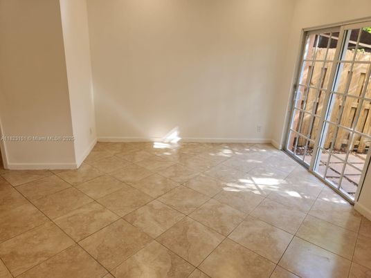 Empty room, Interior