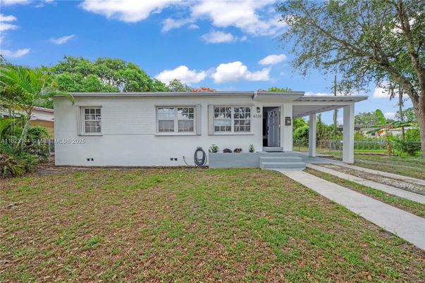 Backyard, Exterior, Facade, Ranch