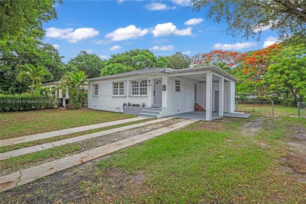 Backyard, Exterior, Facade, Ranch