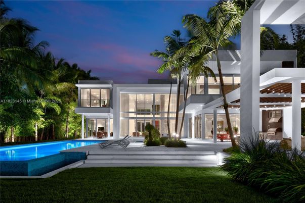 Exterior, Facade, Pool, Modern
