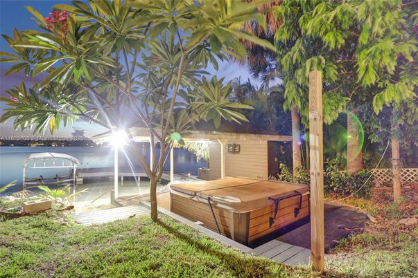 Exterior, Hot Tub