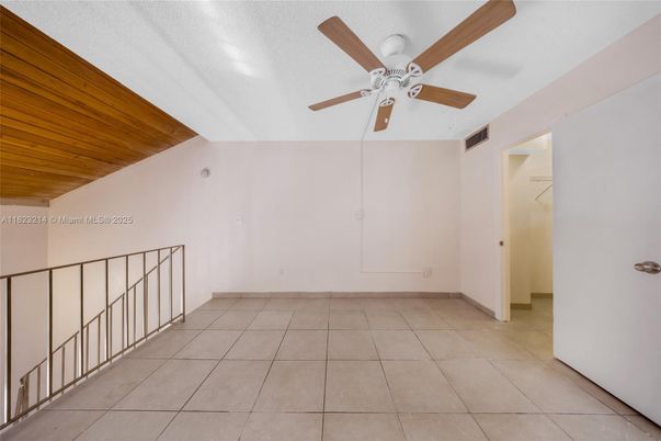 Empty room, Interior, Wooden Ceilings
