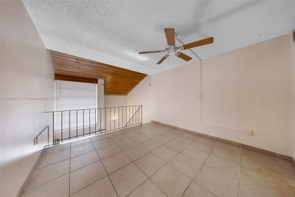 Empty room, Interior, Wooden Ceilings