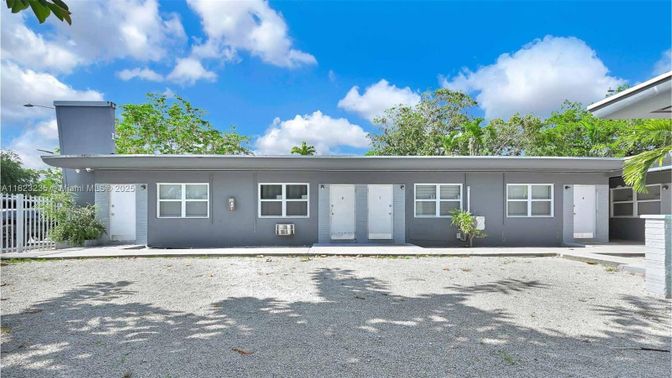Exterior, Facade, Ranch