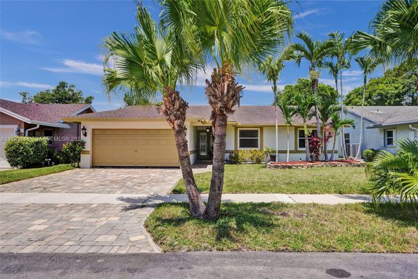 Attached, Exterior, Facade, Ranch