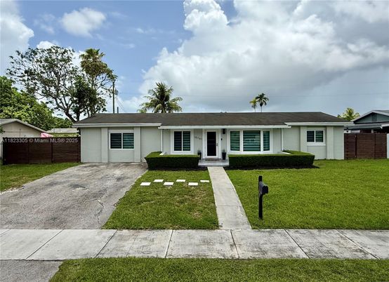 Exterior, Facade, Ranch