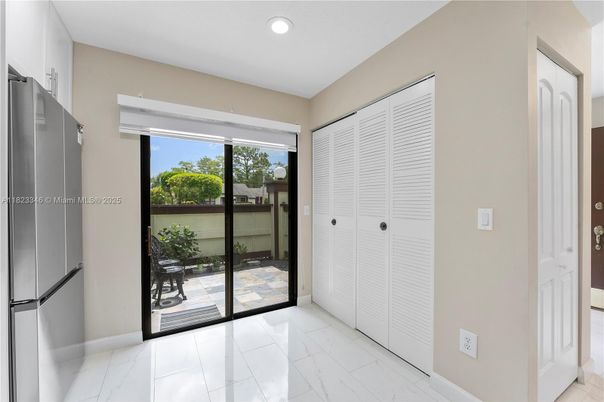 Empty room, Interior, Marble, Recessed Lighting