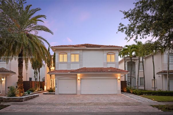 Attached, Exterior, Facade, Mediterranean