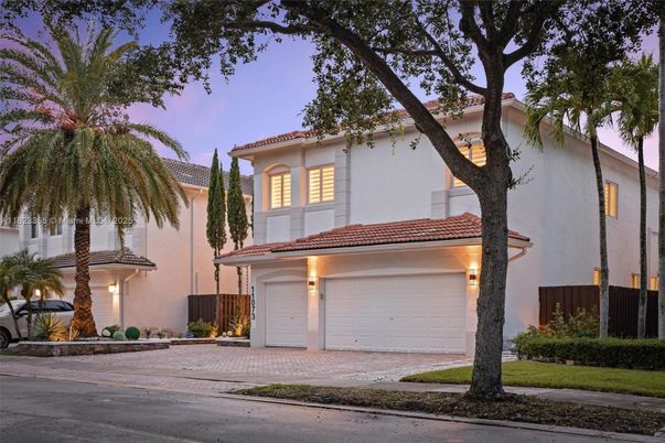 Attached, Exterior, Facade, Mediterranean