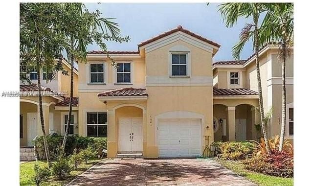 Attached, Exterior, Facade, Mediterranean
