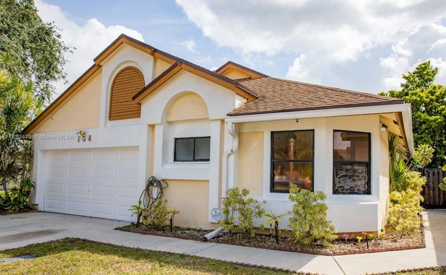 Attached, Exterior, Facade, Modern