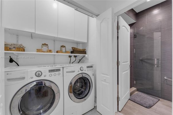 Interior, Utility Closets, Washer, Wood Texture Flooring