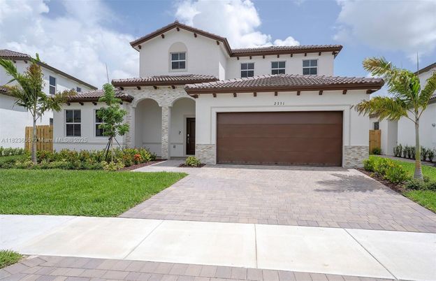Attached, Exterior, Facade, Mediterranean