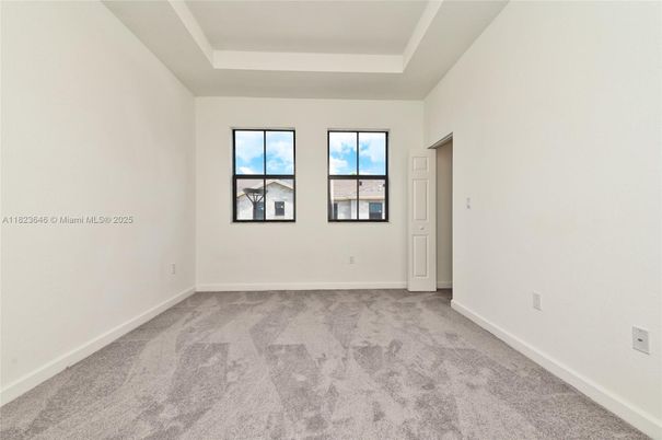 Empty room, Interior